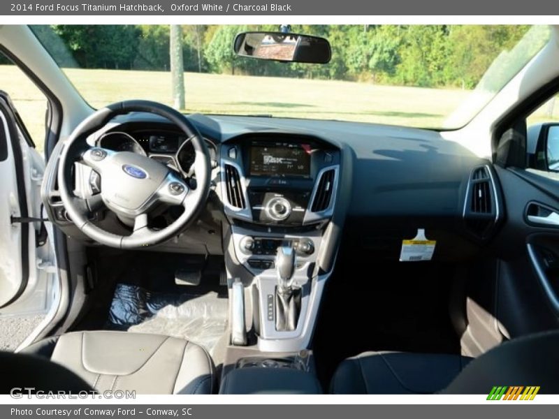 Oxford White / Charcoal Black 2014 Ford Focus Titanium Hatchback