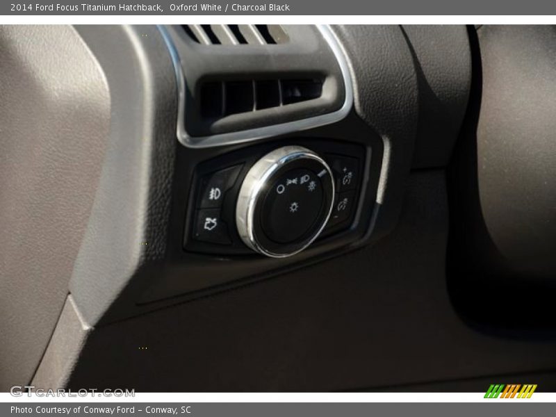 Oxford White / Charcoal Black 2014 Ford Focus Titanium Hatchback
