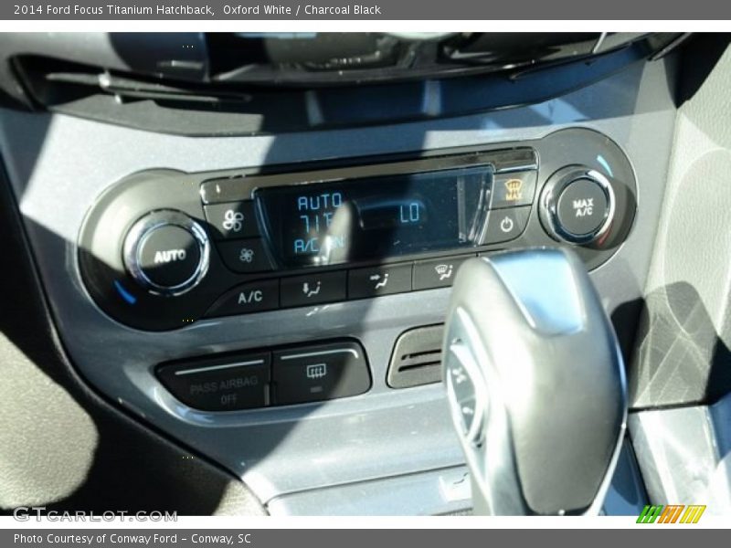 Oxford White / Charcoal Black 2014 Ford Focus Titanium Hatchback