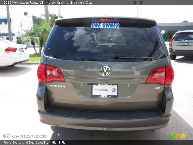 Meteor Gray Metallic / Aero Gray 2010 Volkswagen Routan SE