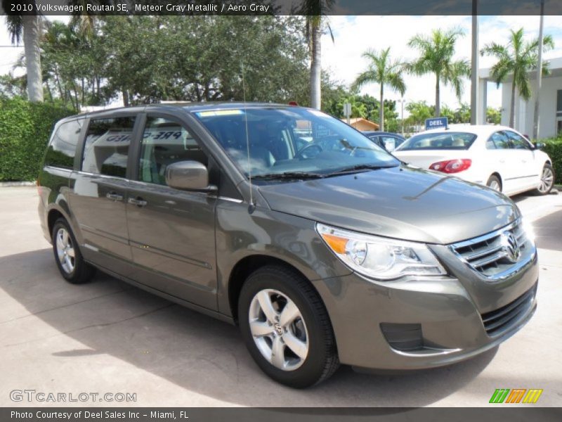 Meteor Gray Metallic / Aero Gray 2010 Volkswagen Routan SE