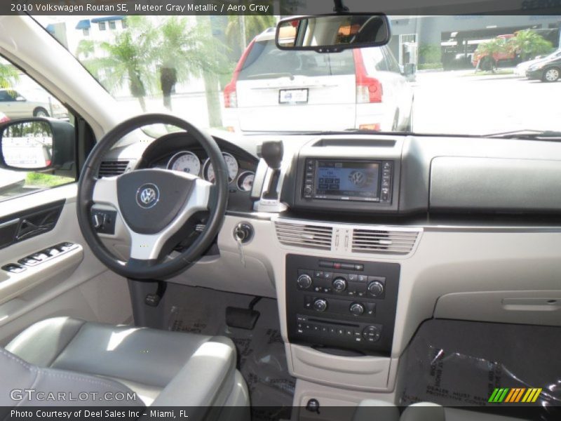 Meteor Gray Metallic / Aero Gray 2010 Volkswagen Routan SE