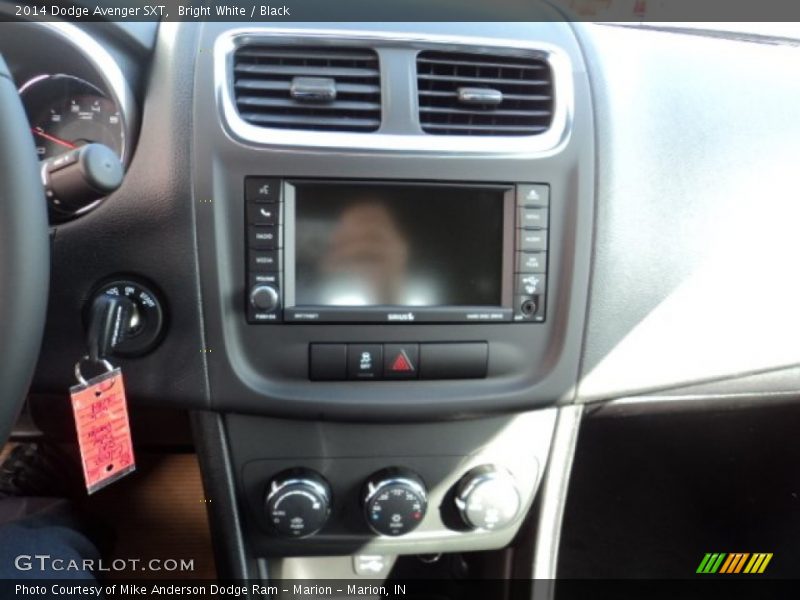 Bright White / Black 2014 Dodge Avenger SXT