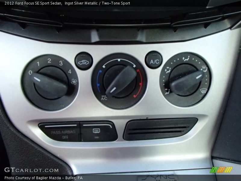 Ingot Silver Metallic / Two-Tone Sport 2012 Ford Focus SE Sport Sedan