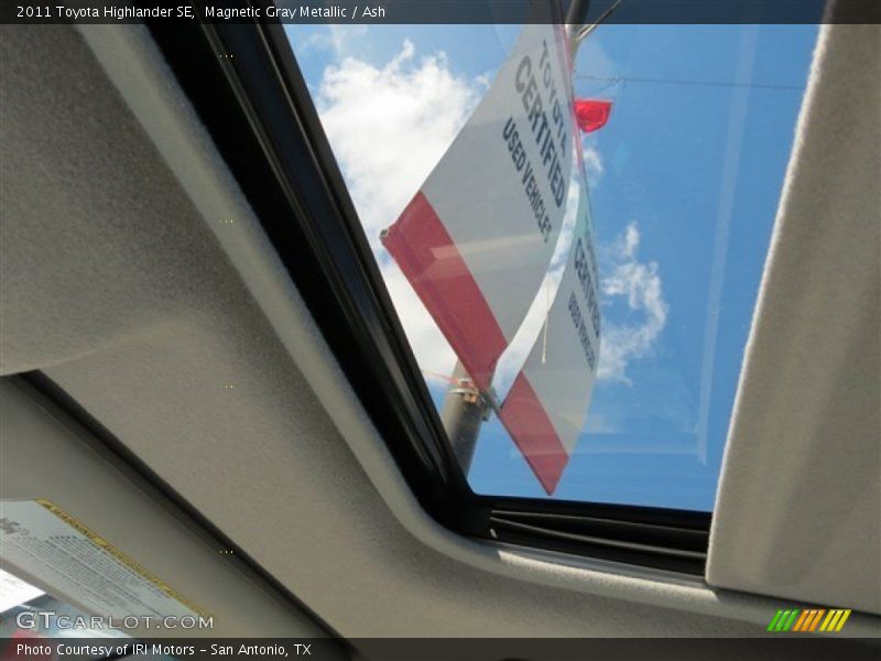 Magnetic Gray Metallic / Ash 2011 Toyota Highlander SE