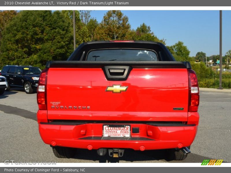 Victory Red / Dark Titanium/Light Titanium 2010 Chevrolet Avalanche LT