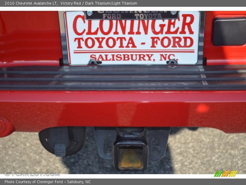 Victory Red / Dark Titanium/Light Titanium 2010 Chevrolet Avalanche LT