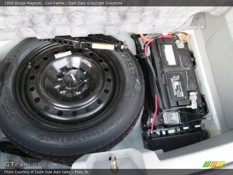Cool Vanilla / Dark Slate Gray/Light Graystone 2006 Dodge Magnum