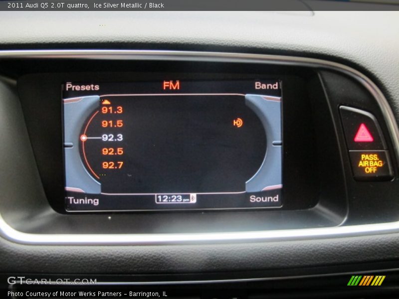 Ice Silver Metallic / Black 2011 Audi Q5 2.0T quattro