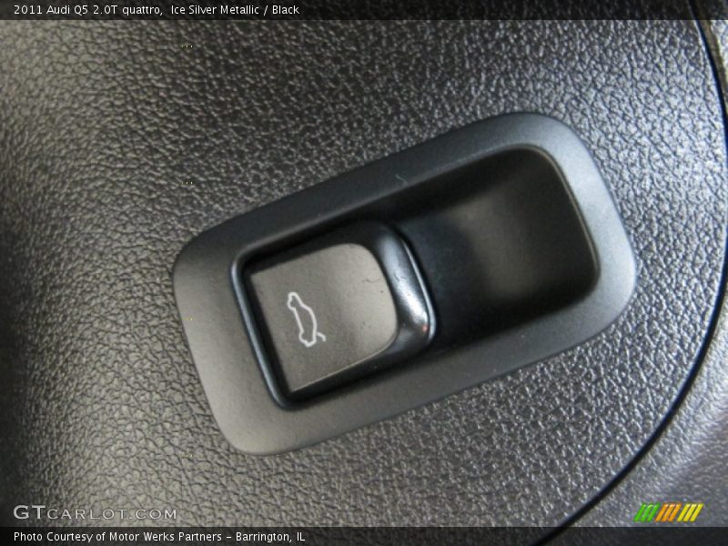 Ice Silver Metallic / Black 2011 Audi Q5 2.0T quattro