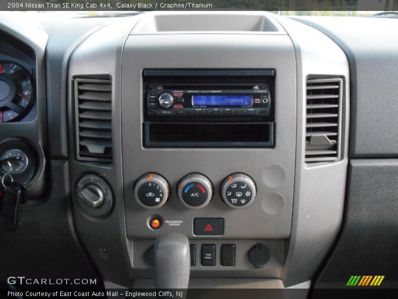 Galaxy Black / Graphite/Titanium 2004 Nissan Titan SE King Cab 4x4
