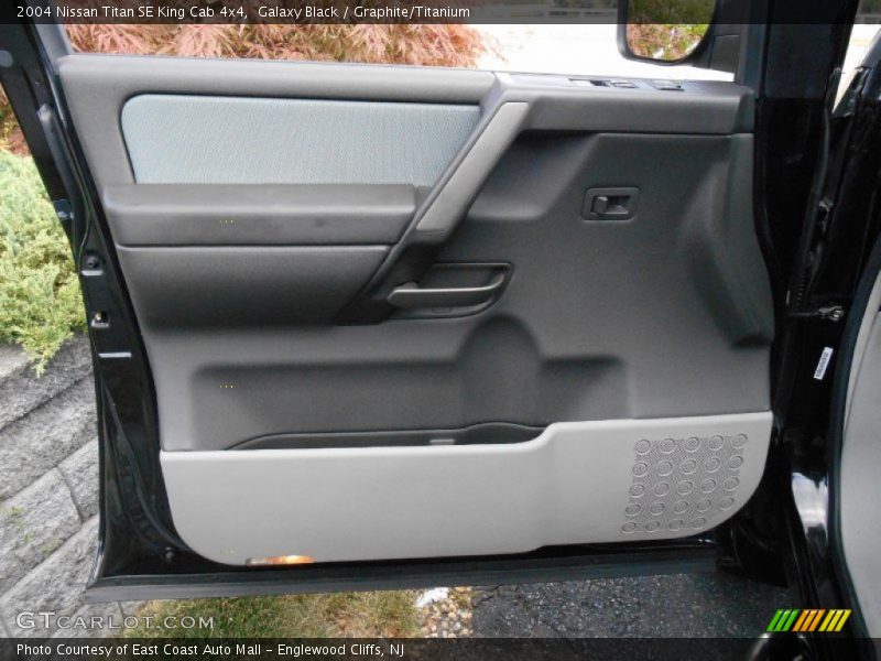 Galaxy Black / Graphite/Titanium 2004 Nissan Titan SE King Cab 4x4