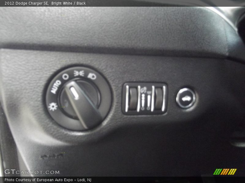 Bright White / Black 2012 Dodge Charger SE