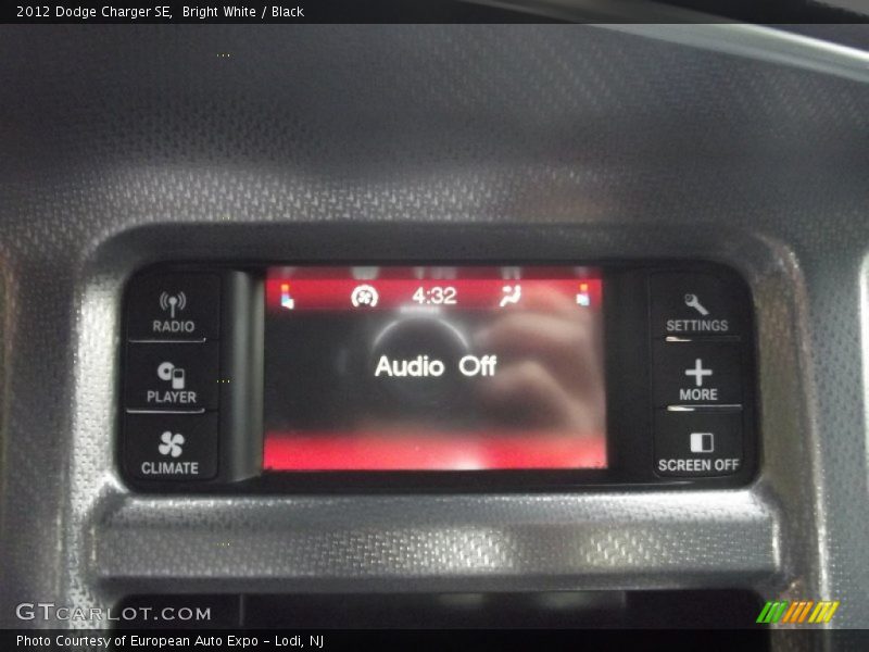 Bright White / Black 2012 Dodge Charger SE