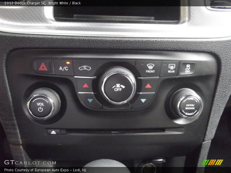 Bright White / Black 2012 Dodge Charger SE