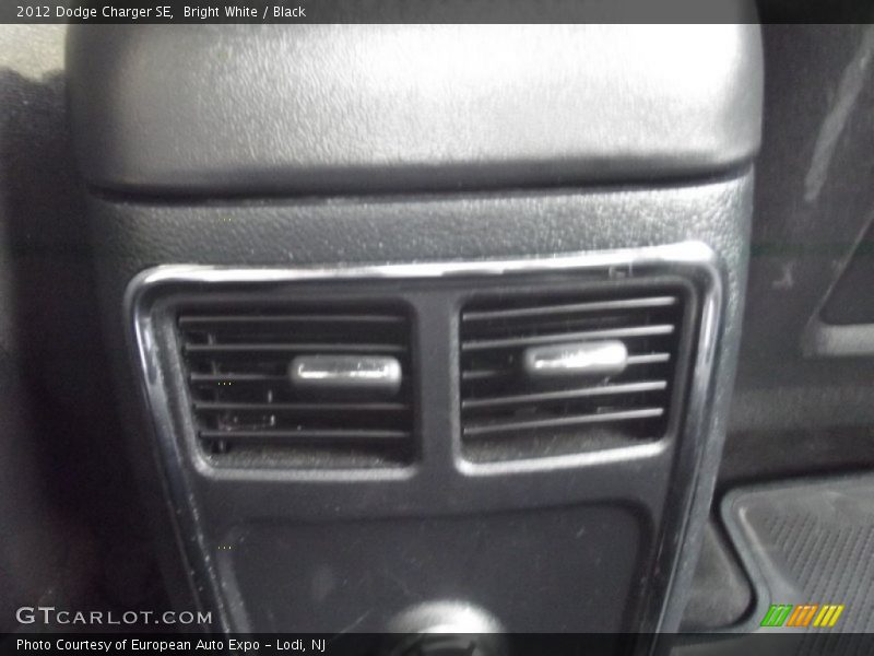 Bright White / Black 2012 Dodge Charger SE