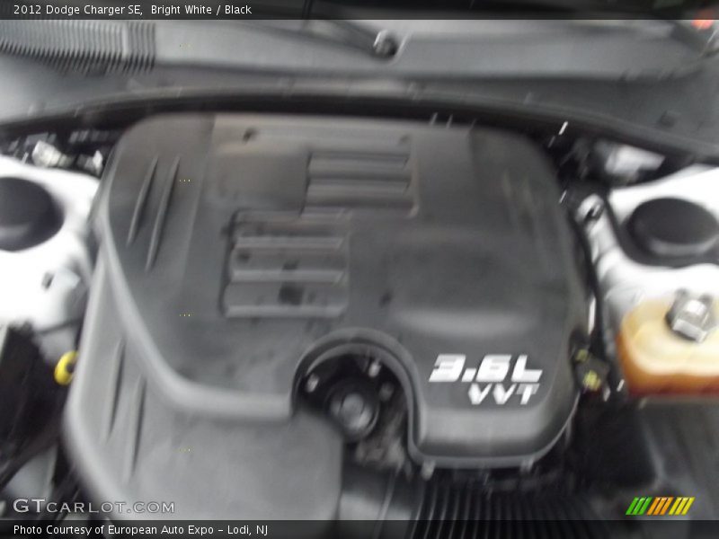 Bright White / Black 2012 Dodge Charger SE