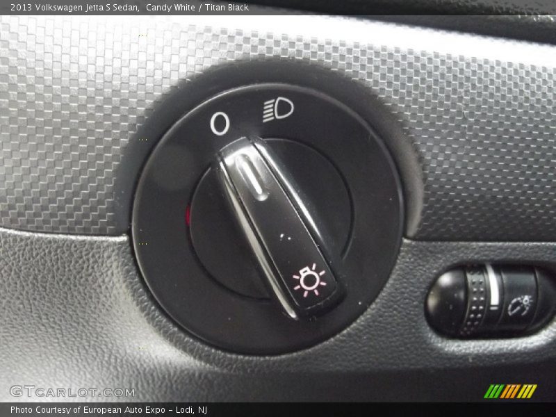 Candy White / Titan Black 2013 Volkswagen Jetta S Sedan