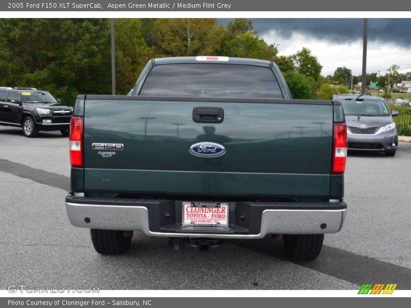 Aspen Green Metallic / Medium Flint Grey 2005 Ford F150 XLT SuperCab