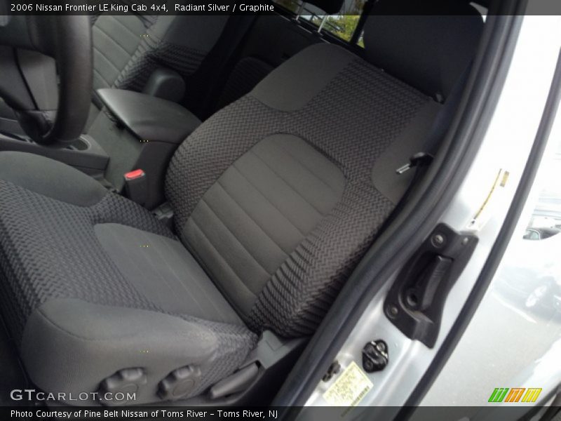 Radiant Silver / Graphite 2006 Nissan Frontier LE King Cab 4x4