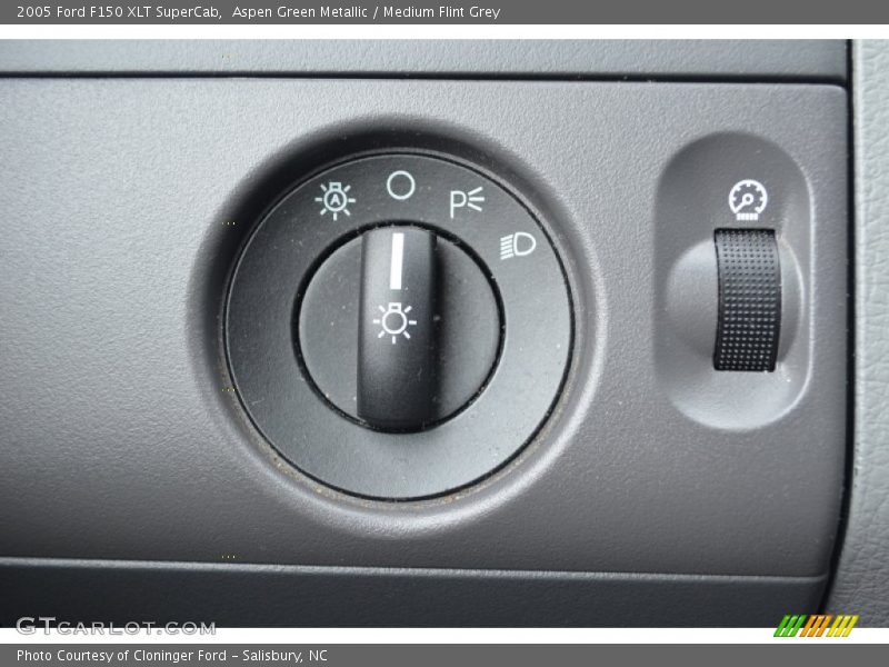 Aspen Green Metallic / Medium Flint Grey 2005 Ford F150 XLT SuperCab