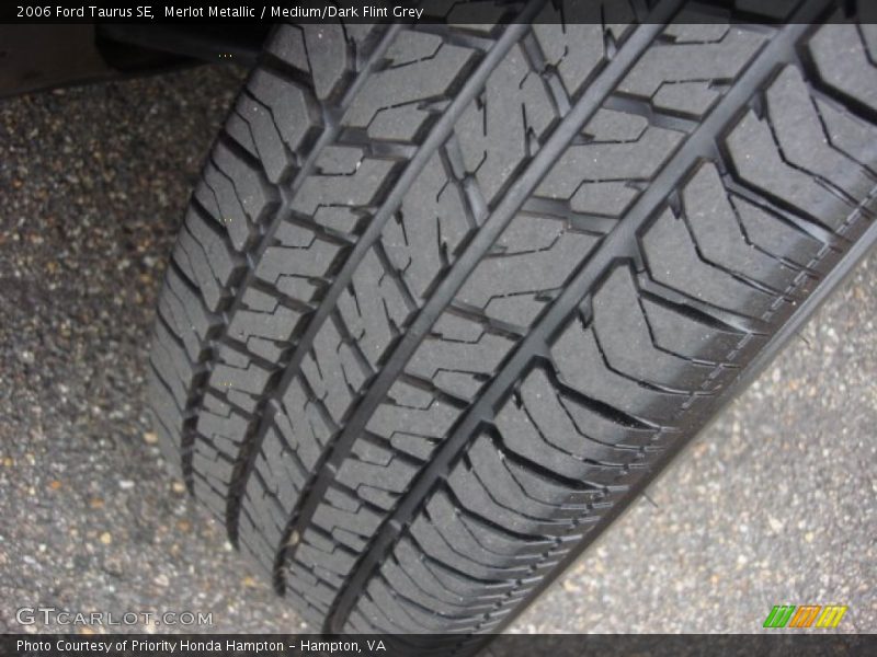 Merlot Metallic / Medium/Dark Flint Grey 2006 Ford Taurus SE