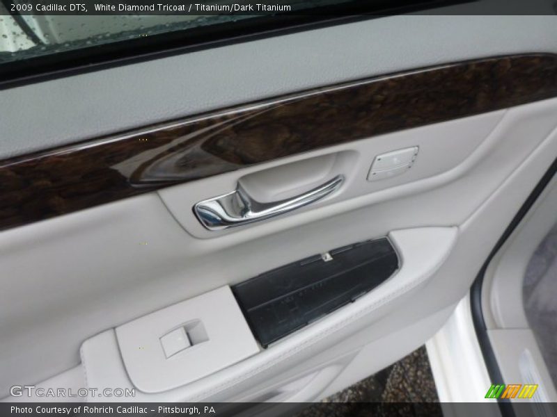 White Diamond Tricoat / Titanium/Dark Titanium 2009 Cadillac DTS
