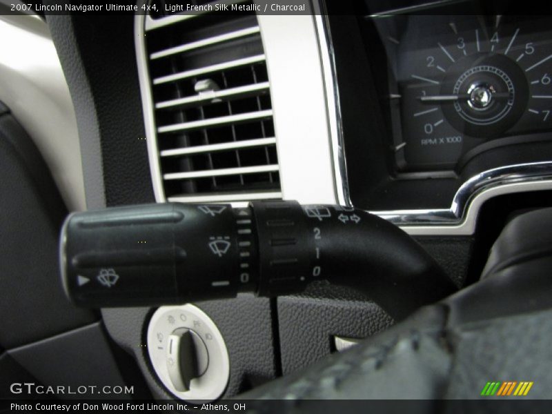 Controls of 2007 Navigator Ultimate 4x4