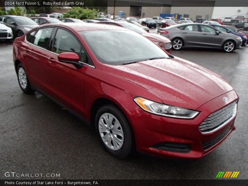 Front 3/4 View of 2014 Fusion S