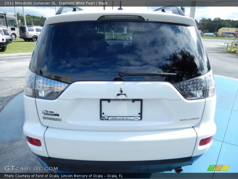Diamond White Pearl / Black 2011 Mitsubishi Outlander SE
