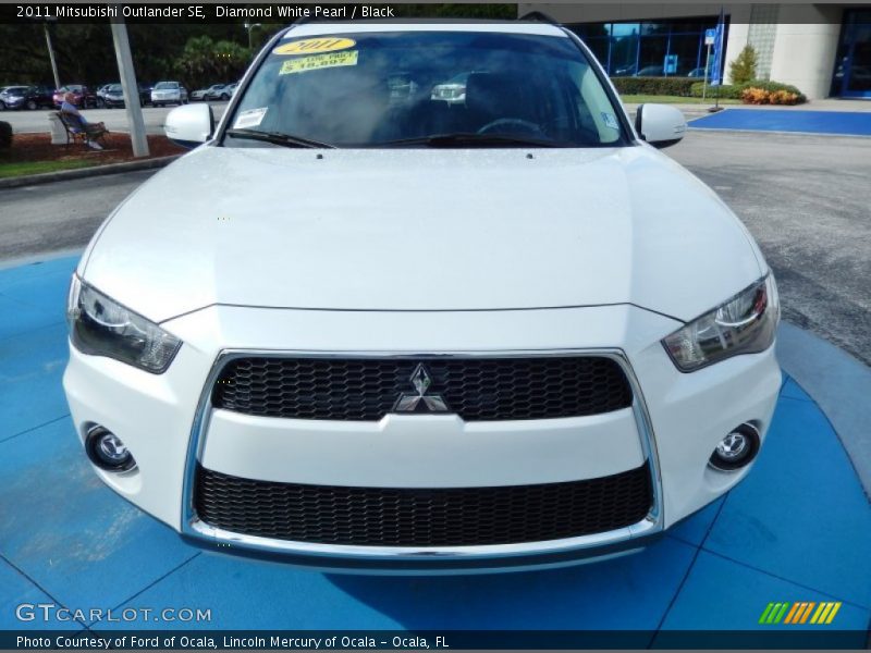 Diamond White Pearl / Black 2011 Mitsubishi Outlander SE