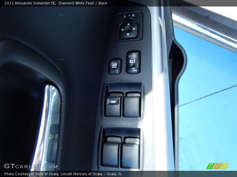 Diamond White Pearl / Black 2011 Mitsubishi Outlander SE