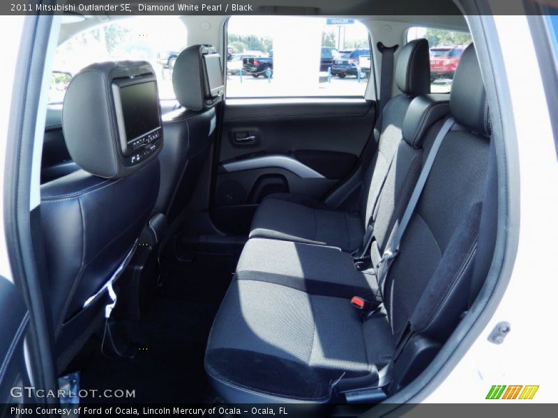 Diamond White Pearl / Black 2011 Mitsubishi Outlander SE
