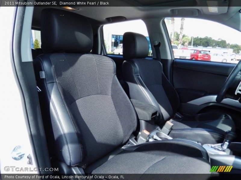Diamond White Pearl / Black 2011 Mitsubishi Outlander SE