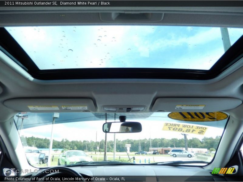 Diamond White Pearl / Black 2011 Mitsubishi Outlander SE
