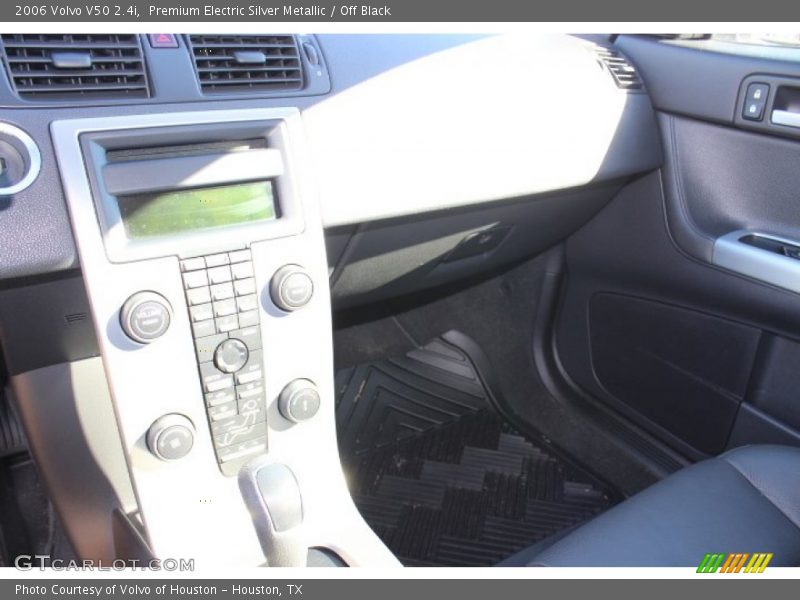Premium Electric Silver Metallic / Off Black 2006 Volvo V50 2.4i