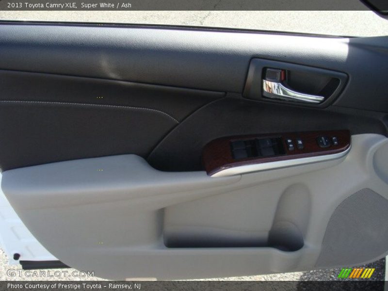 Super White / Ash 2013 Toyota Camry XLE