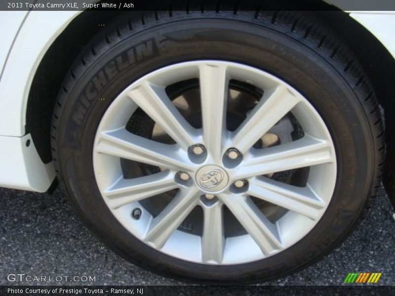 Super White / Ash 2013 Toyota Camry XLE