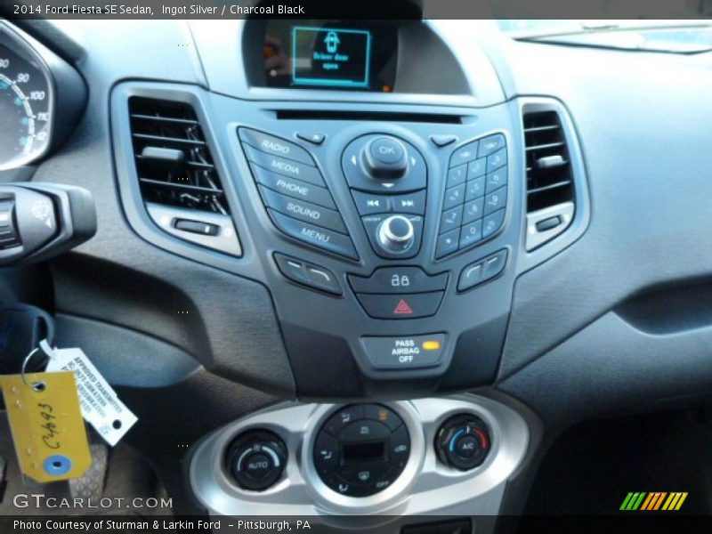 Ingot Silver / Charcoal Black 2014 Ford Fiesta SE Sedan