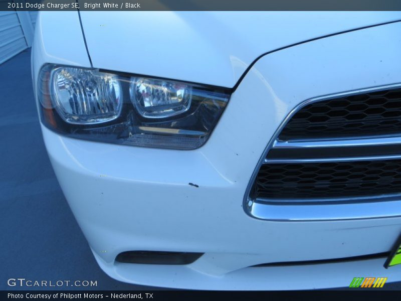 Bright White / Black 2011 Dodge Charger SE