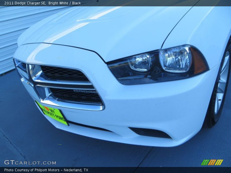 Bright White / Black 2011 Dodge Charger SE