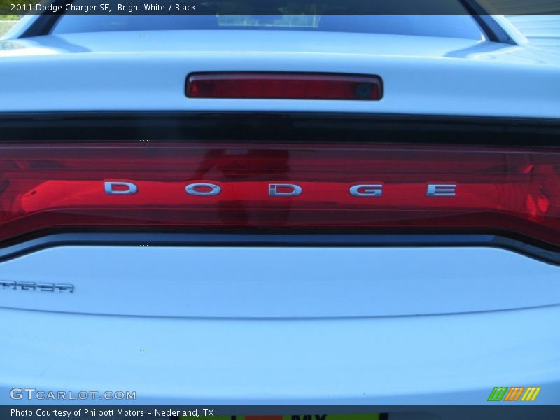 Bright White / Black 2011 Dodge Charger SE