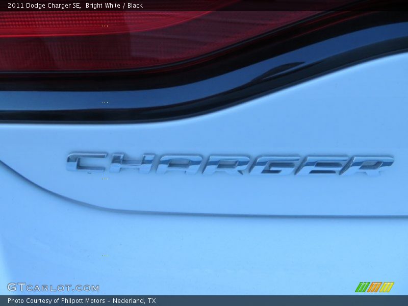 Bright White / Black 2011 Dodge Charger SE