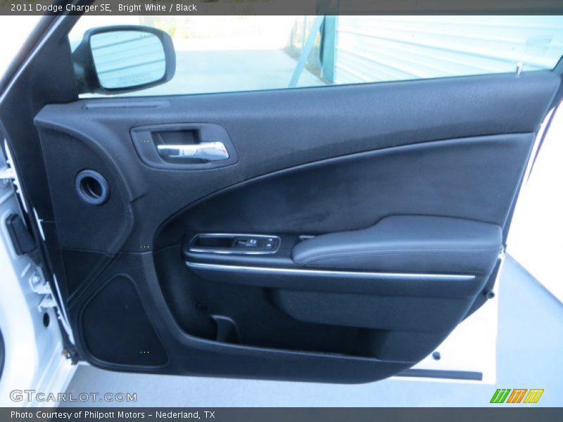 Bright White / Black 2011 Dodge Charger SE
