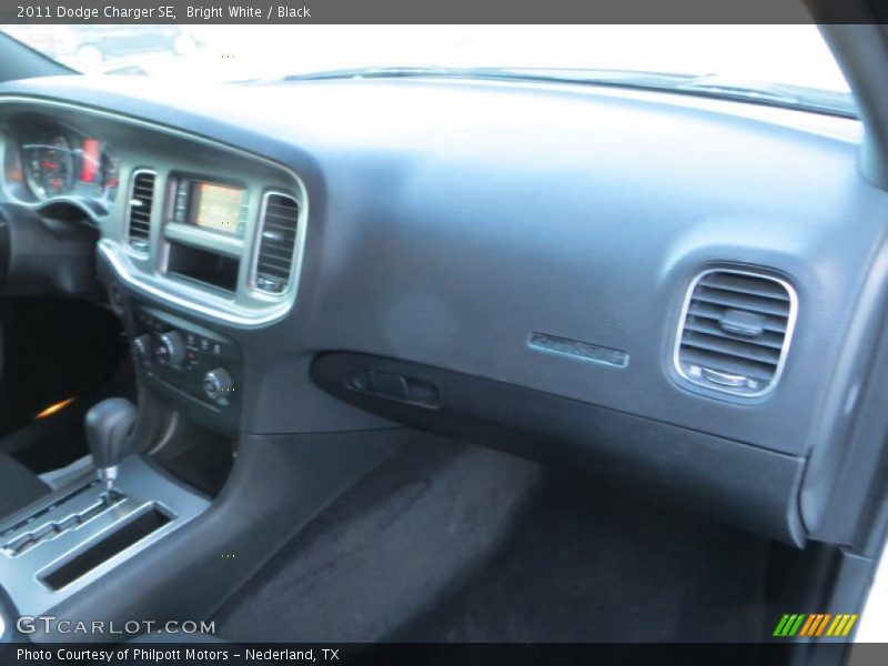 Bright White / Black 2011 Dodge Charger SE