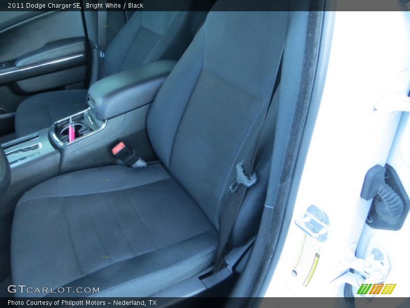 Bright White / Black 2011 Dodge Charger SE
