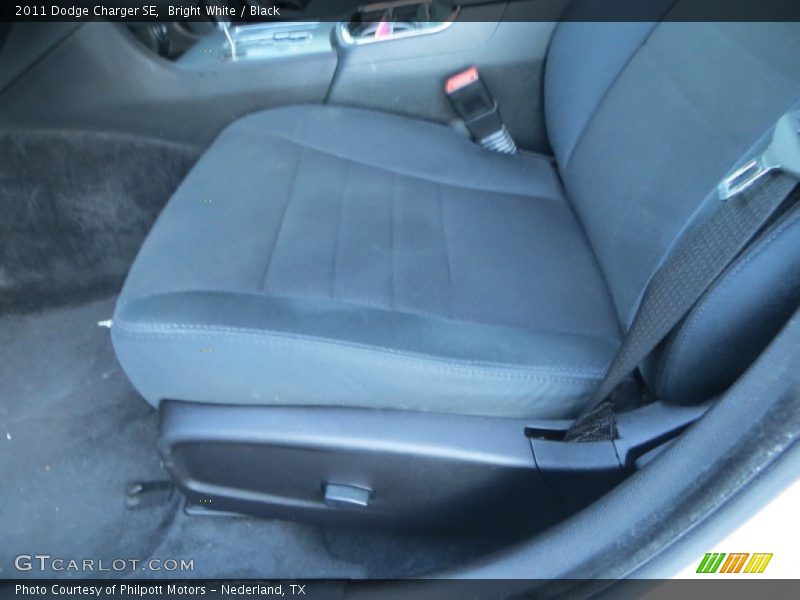 Bright White / Black 2011 Dodge Charger SE