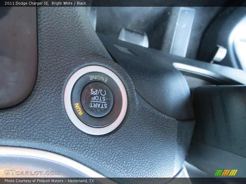 Bright White / Black 2011 Dodge Charger SE
