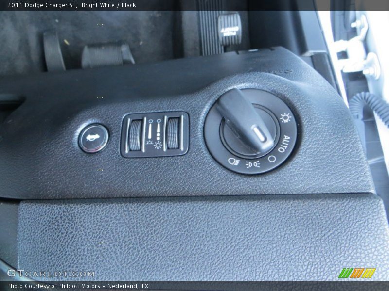 Bright White / Black 2011 Dodge Charger SE