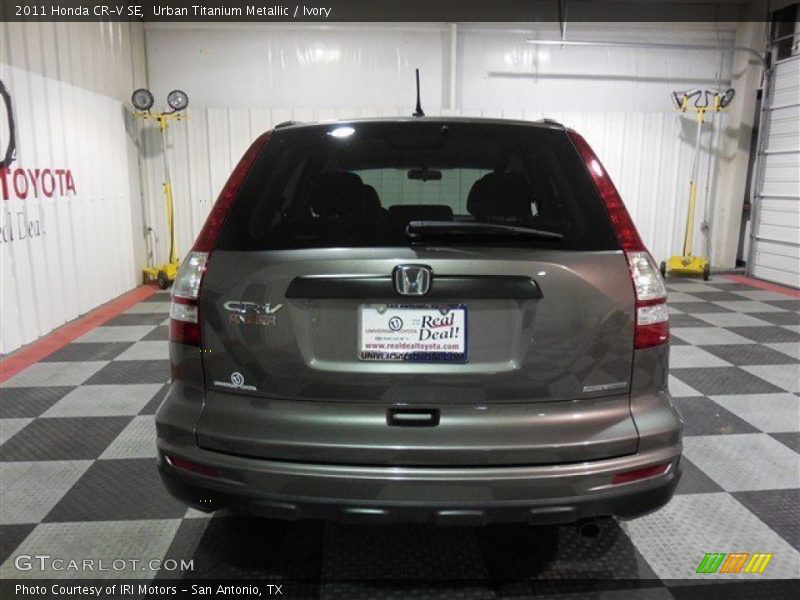 Urban Titanium Metallic / Ivory 2011 Honda CR-V SE